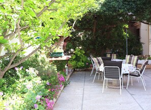 Outdoor dining - A5 comfortable apartment with terrace, garden and sea view (Barbat na Rabu)