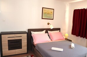 1 habitación, tabla de planchar con plancha y cuna de viaje 