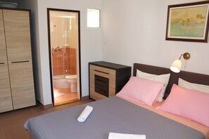 1 bedroom, iron/ironing board, travel cot, free WiFi - A5 comfortable apartment with terrace, garden and sea view (Barbat na Rabu)