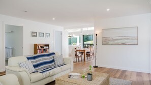 Smart TV, books - Ocean Haze - Mollymook Beach (Mollymook Beach)