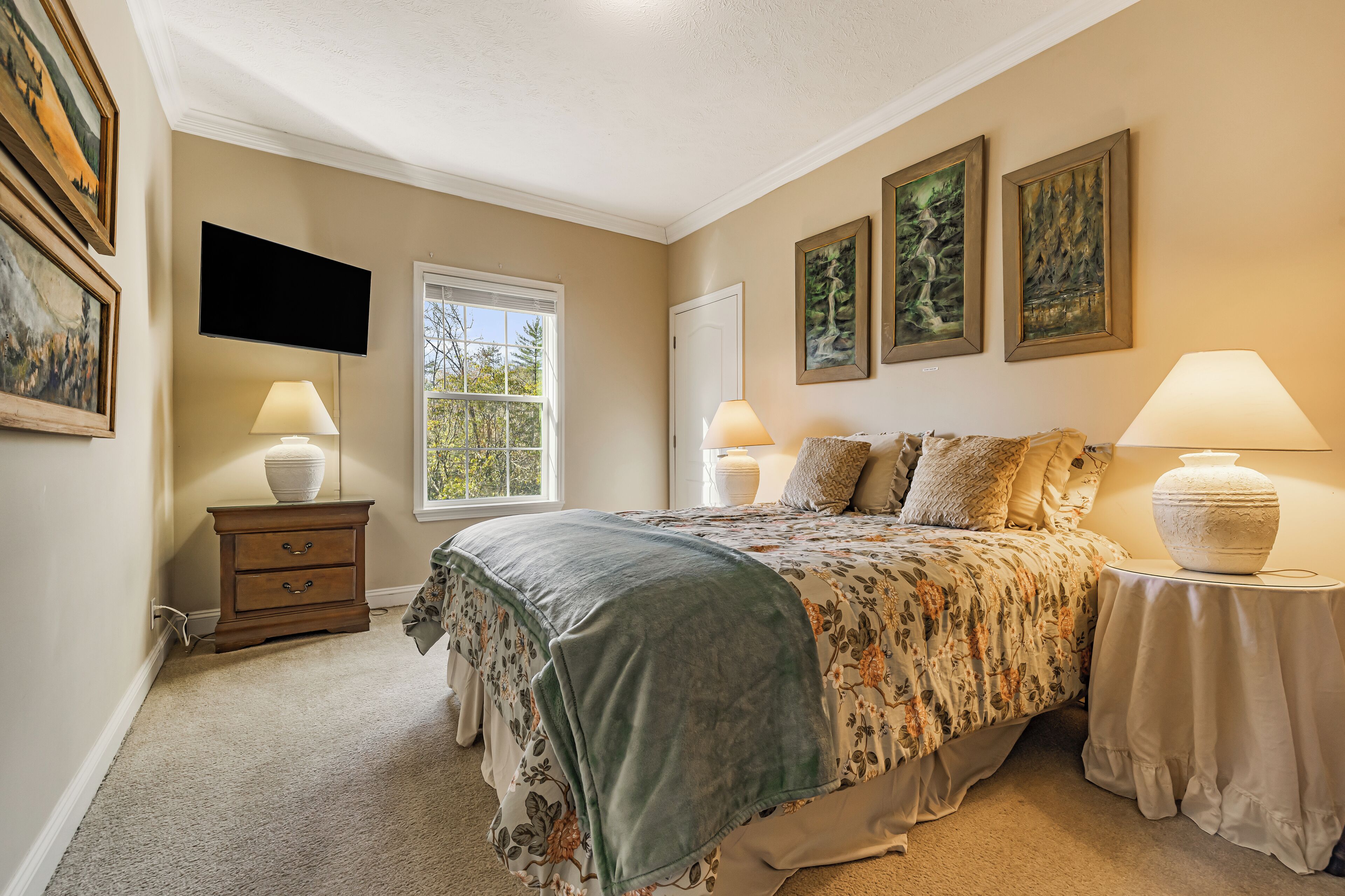 3 bedrooms, iron/ironing board, WiFi, bed sheets