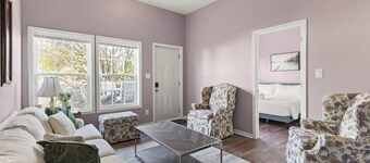 Cozy Garden-Level Retreat 3 Queen Beds