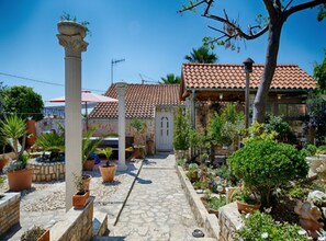 Property grounds - Golden Coast Apartments - A3 OneBedroom with Terrace and Seaview (Vis)