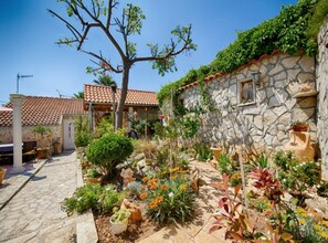 Property grounds - Golden Coast Apartments - A3 OneBedroom with Terrace and Seaview (Vis)