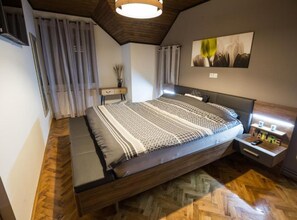 2 bedrooms, iron/ironing board, Internet, bed sheets