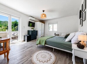 3 bedrooms, iron/ironing board, Internet, bed sheets