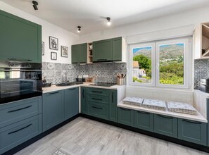 Fridge, oven, dishwasher, coffee/tea maker