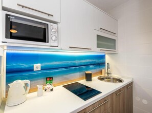 Fridge, microwave, stovetop, cookware/dishes/utensils - Villa Goldfield - Superior OneBedroom with Balcony (Gradac)