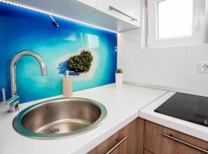 Fridge, microwave, stovetop, cookware/dishes/utensils - Villa Goldfield - One Bedroom Apartment with Sea View and Balcony (Gradac)