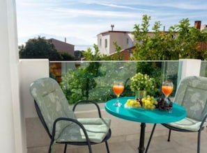 Outdoor dining - Villa Goldfield - Classic One Bedroom Apartment with Sea View and Balcony (Gradac)