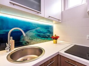 Fridge, microwave, stovetop, cookware/dishes/utensils - Villa Goldfield - Classic One Bedroom Apartment with Sea View and Balcony (Gradac)