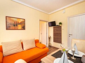 TV - Villa Goldfield - Classic One Bedroom Apartment with Sea View and Balcony (Gradac)