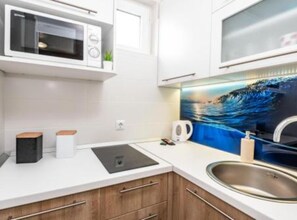 Fridge, microwave, stovetop, cookware/dishes/utensils - Villa Goldfield - Comfort One Bedroom Apartment with Sea View and Balcony (Gradac)