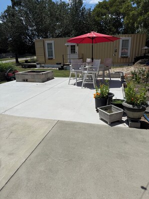 Outdoor dining - Quaint container home on private road 1bd/1bath that can sleep 4 (Wilmington)