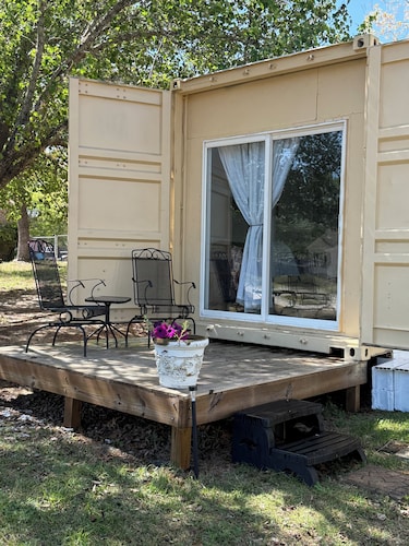 Quaint container home on private road 1bd/1bath that can sleep 4