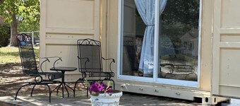 Quaint container home on private road 1bd/1bath that can sleep 4