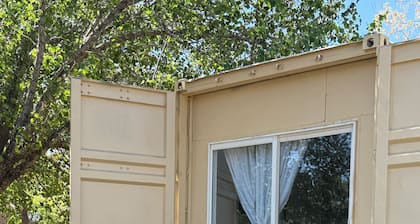 Quaint container home on private road 1bd/1bath that can sleep 4
