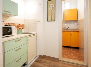 Microwave, stovetop, cookware/dishes/utensils - Villa Goldfield - Studio Apartment with Sea View and Balcony (Gradac)