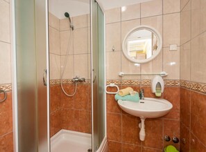 Shower, hair dryer, towels - Villa Goldfield - Studio Apartment with Sea View and Balcony (Gradac)