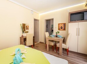 Dining - Villa Goldfield - Studio Apartment with Sea View and Balcony (Gradac)