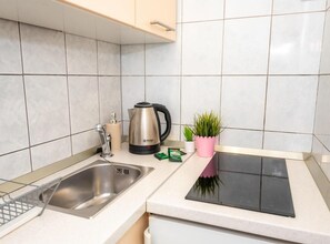 Microwave, stovetop, cookware/dishes/utensils - Villa Goldfield - Comfort Studio Apartment with Sea View and Balcony (Gradac)