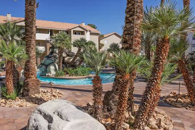 Spacious 2-bd condo in Las Vegas with strip view