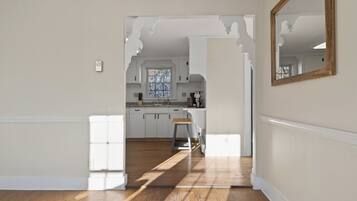 Four, plaque de cuisson, lave-vaisselle, cafetiĂšre/bouilloire