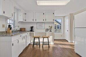 Four, plaque de cuisson, lave-vaisselle, cafetière/bouilloire