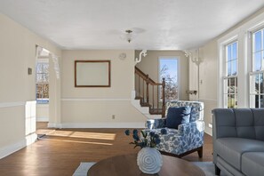 TV - Gorgeous Downtown Townhome - Walk to Beach (Old Orchard Beach)