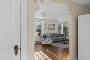 TV - Gorgeous Downtown Townhome - Walk to Beach (Old Orchard Beach)