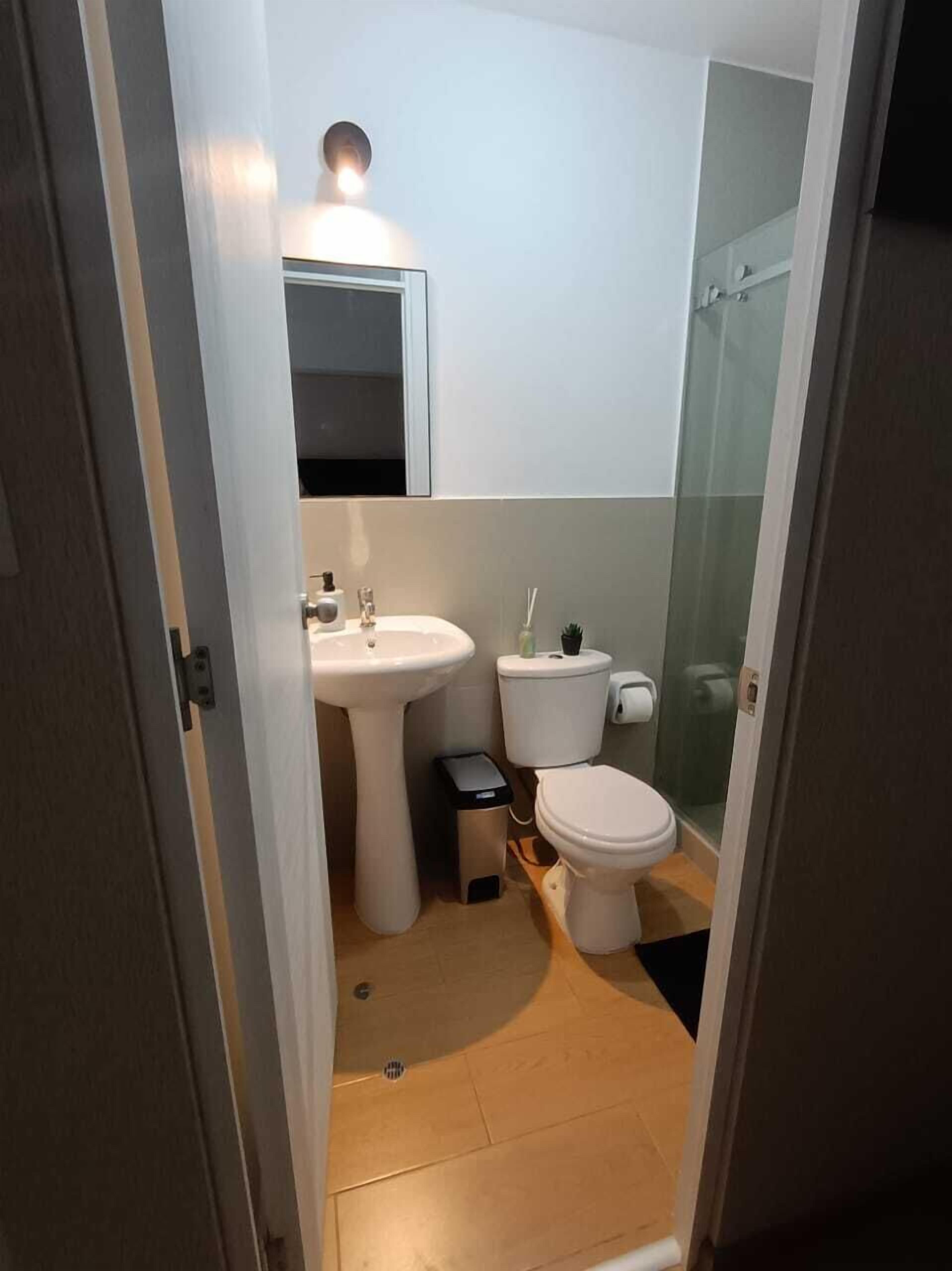 Regadera, secadora de cabello, toallas, jabón 