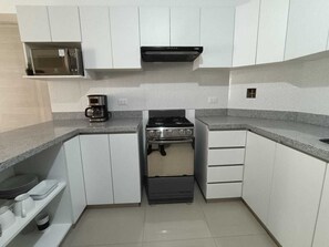 Microwave, oven, stovetop - Sunset SM Apartment - San Miguel • Lima (San Miguel)