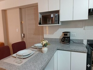 Microwave, oven, stovetop - Sunset SM Apartment - San Miguel • Lima (San Miguel)