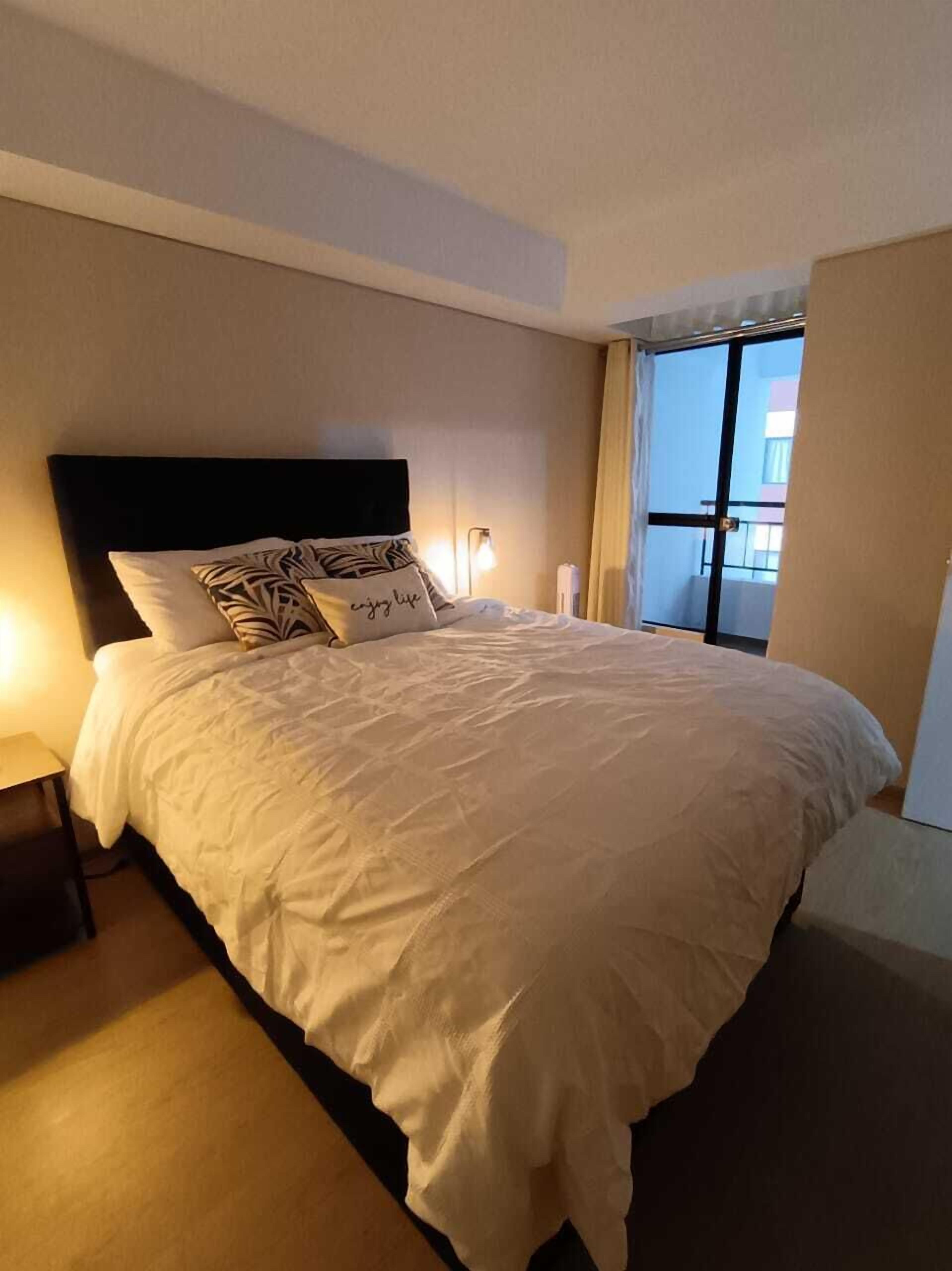 3 habitaciones, tabla de planchar con plancha, wifi y ropa de cama 