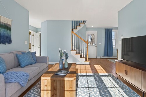 Gorgeous Downtown Townhome - Walk to Beach