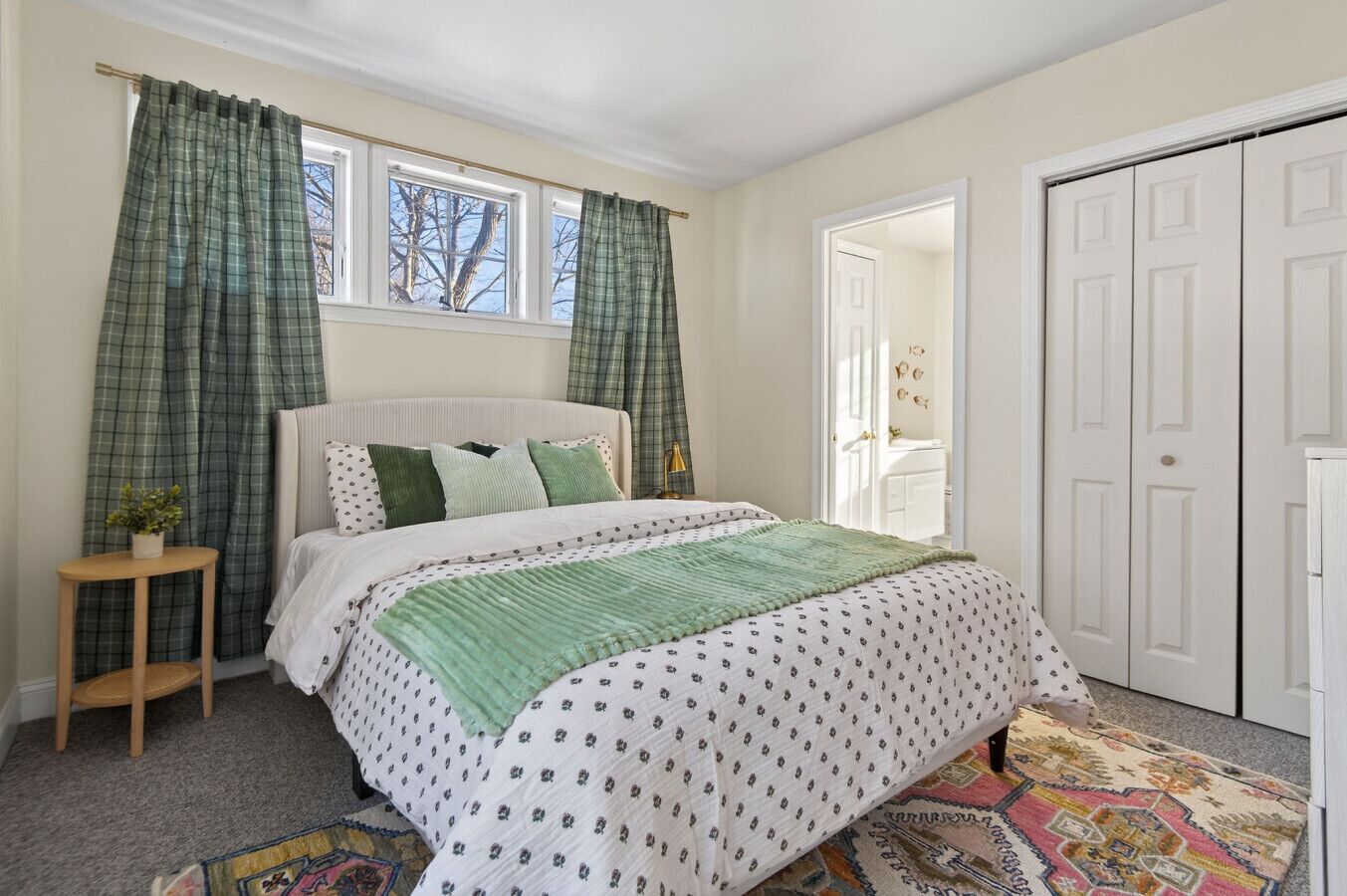 Escrivaninha, Wi-Fi, roupa de cama