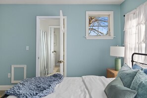 Desk, WiFi, bed sheets - Gorgeous Downtown Townhome - Walk to Beach (Old Orchard Beach)