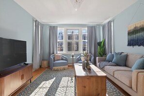 TV - Gorgeous Downtown Townhome - Walk to Beach (Old Orchard Beach)