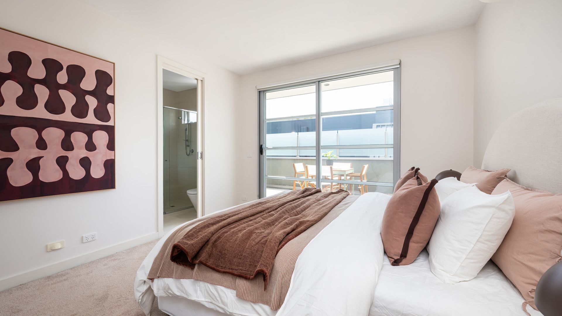 2 habitaciones, tabla de planchar con plancha y cuna de viaje 