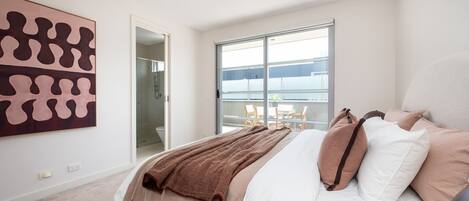 2 habitaciones, tabla de planchar con plancha y cuna de viaje