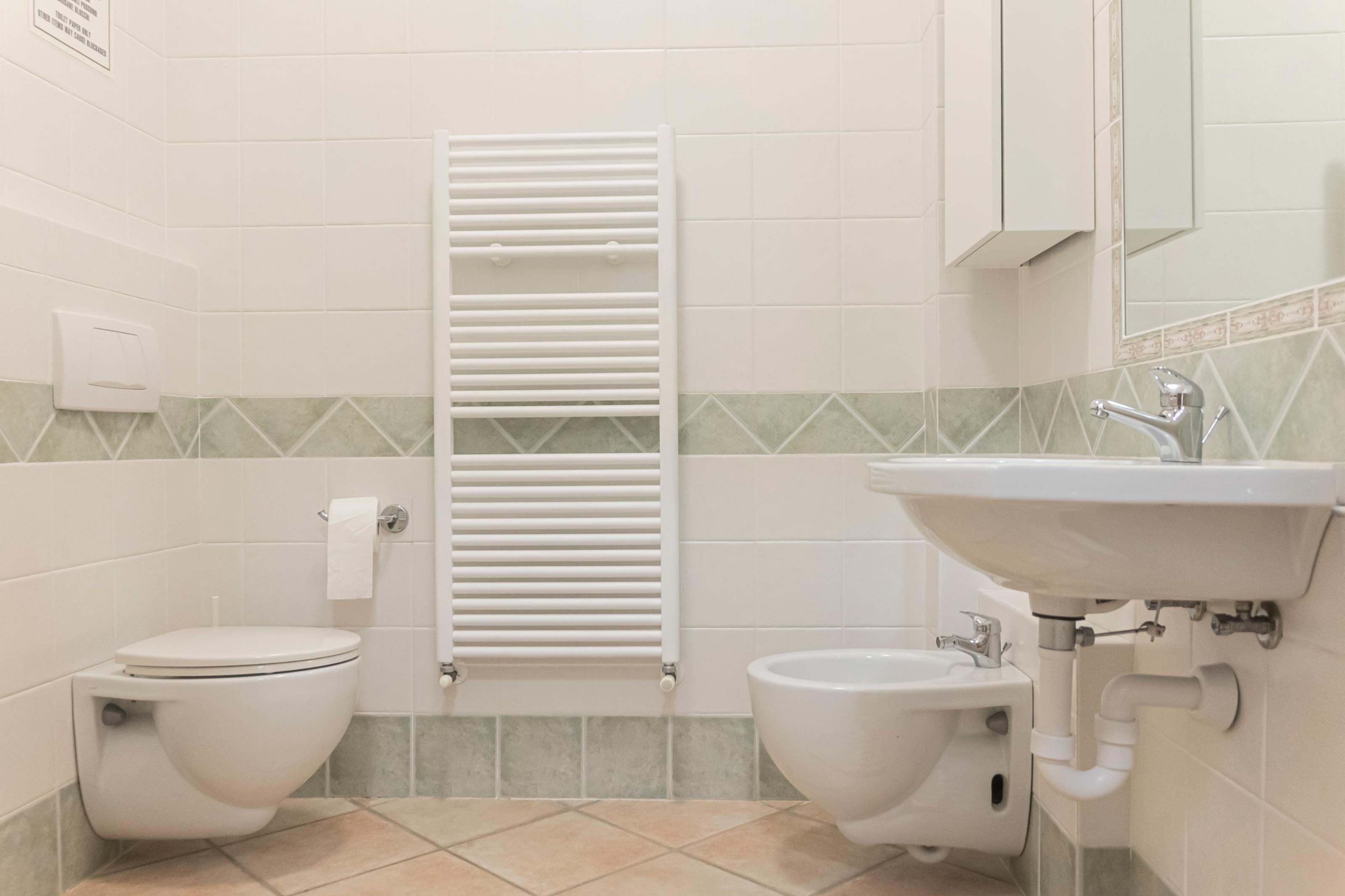 Douche, sèche-cheveux, bidet, serviettes fournies