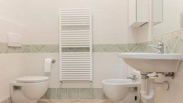 Douche, sĂšche-cheveux, bidet, serviettes fournies