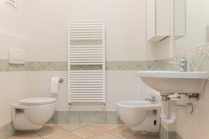 Dusche, Haartrockner, Bidet, Handtücher