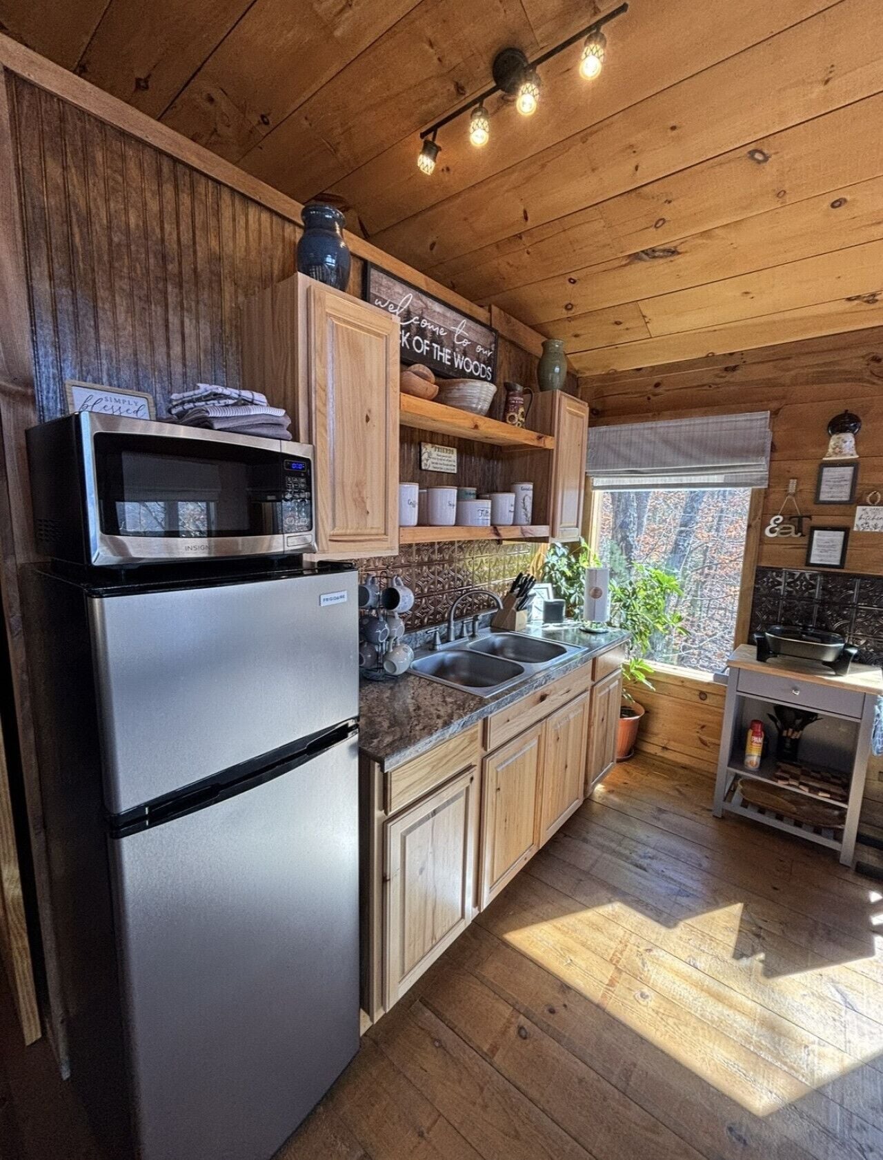 Kaffetrakter/tekoker, kjøkkenutstyr og spisebord