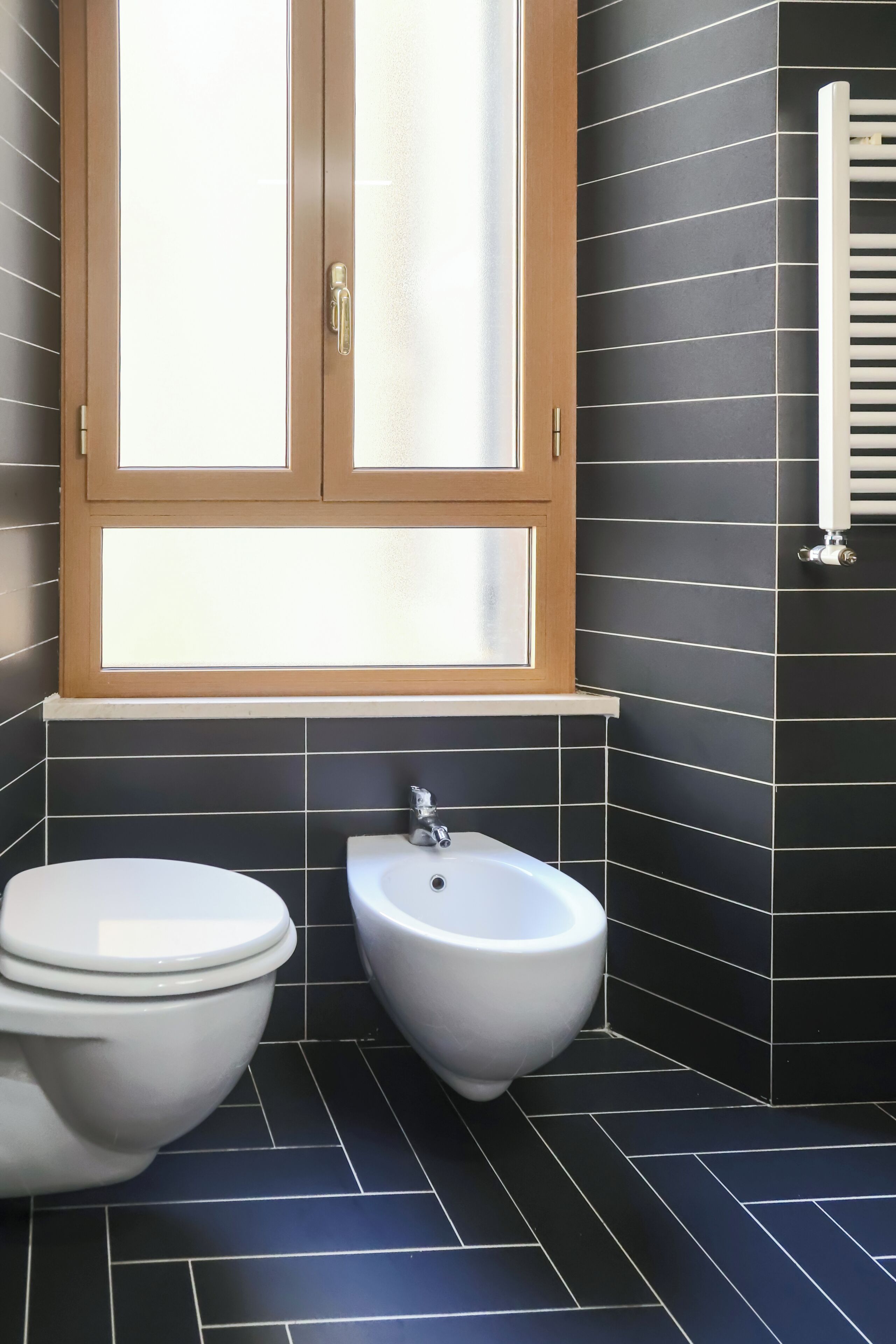 Ein Badezimmer mit Toilette, Bidet und Handtuchhalter.