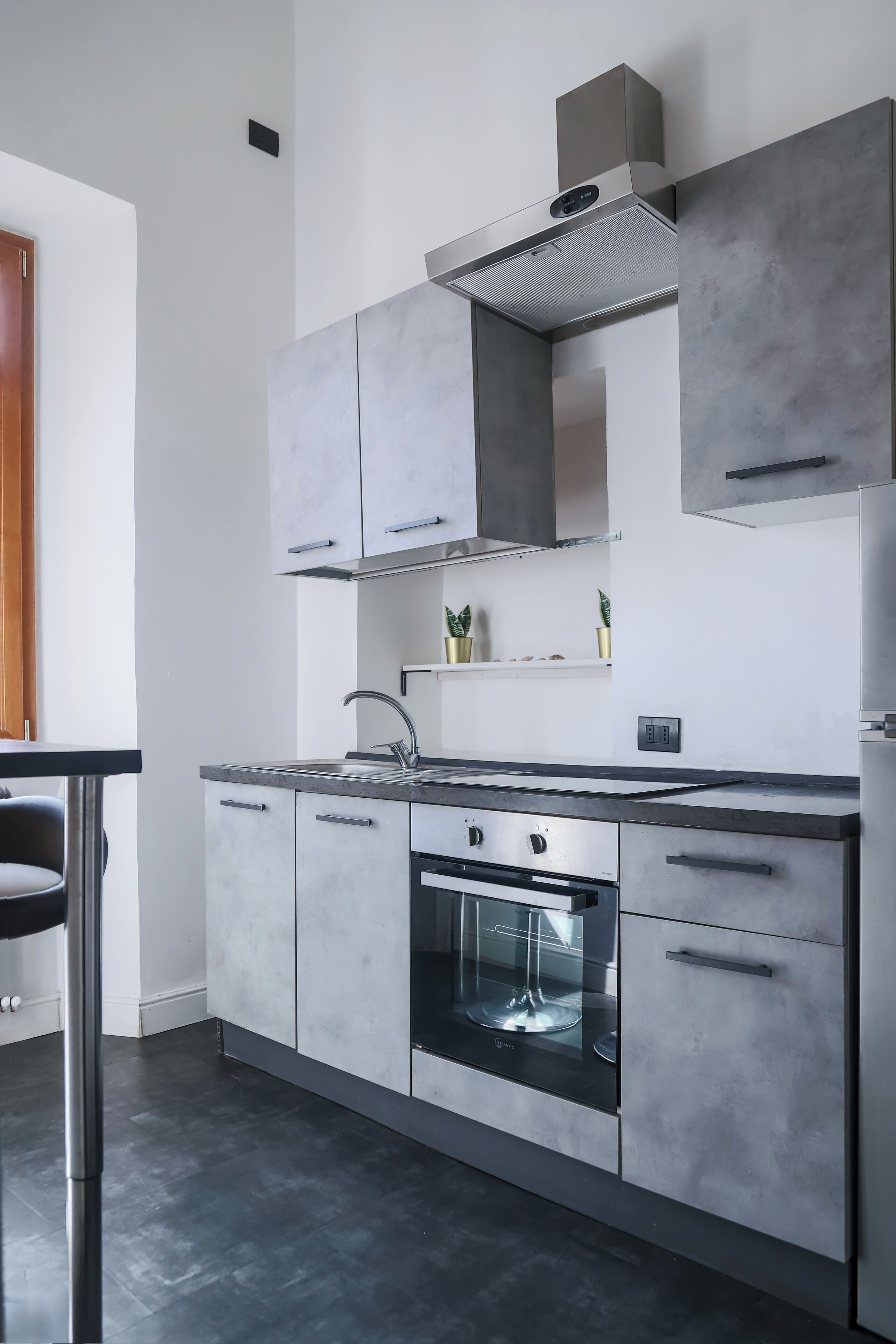 Horno, máquina de café espresso y cafetera o tetera