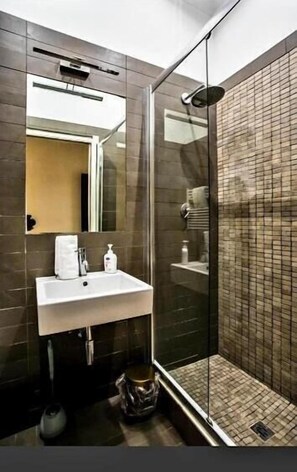 Classic-Doppelzimmer, Stadtblick | Badezimmer | Haartrockner, Handtücher, Seife, Shampoo