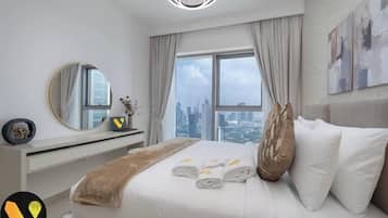 Luksusleilighet, balkong, byutsikt | Sengetøy i egyptisk bomull, sengetøy av topp kvalitet og safe på rommet