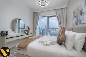 Luksusleilighet, balkong, byutsikt | Sengetøy i egyptisk bomull, sengetøy av topp kvalitet og safe på rommet