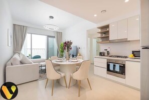 Apartamento de lujo, balcón, vistas a la ciudad | Servicio de comidas en la habitación